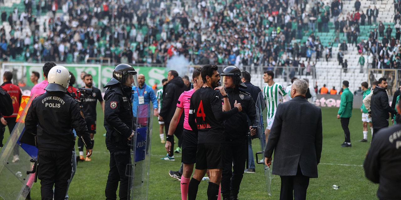 Bursaspor Diyarbekirspor maçında ortalık karıştı: Türk futbolunda skandallar bitmiyor!