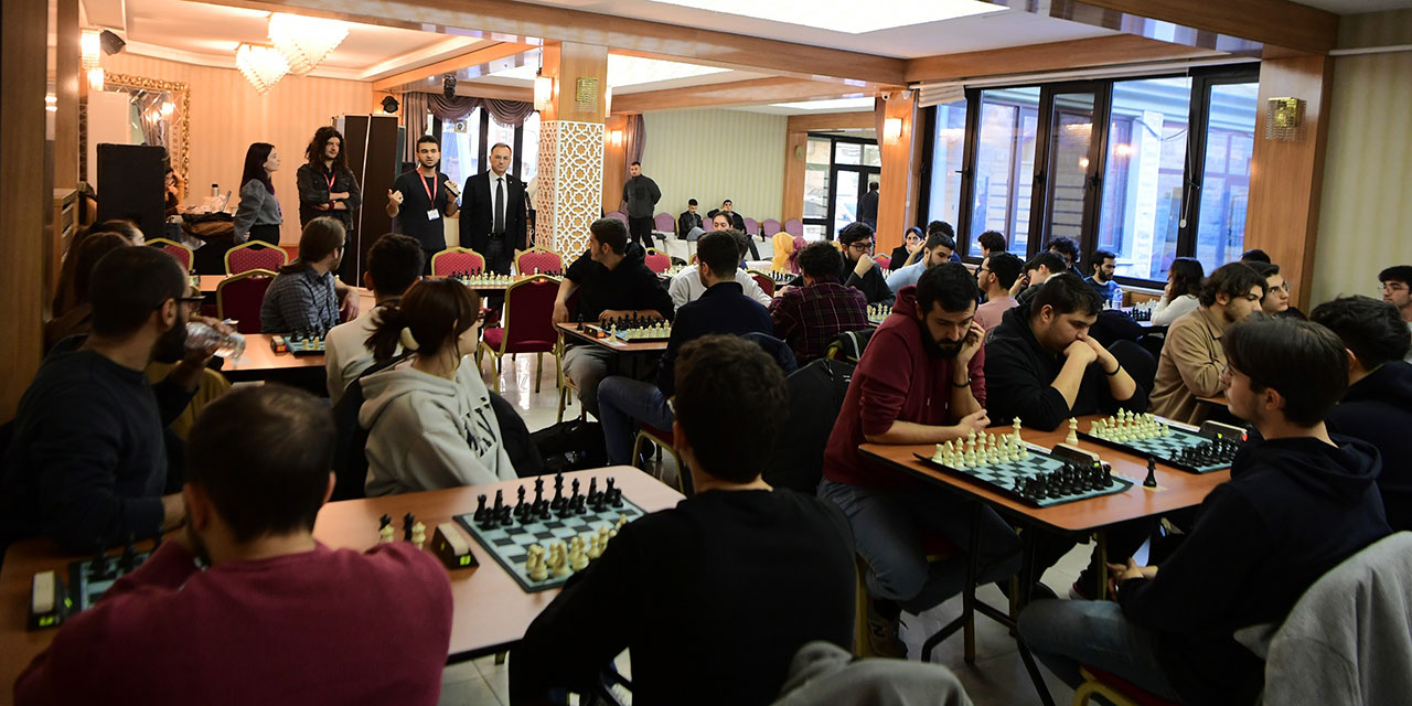 Mamak Belediyesi ve Ankara Üniversitesi Zeka Sporları Topluluğu satranç turnuvasında karşılaştı