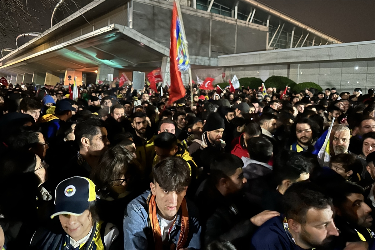 Taraftarlar Galatasaray ve Fenerbahçe'yi bekliyor