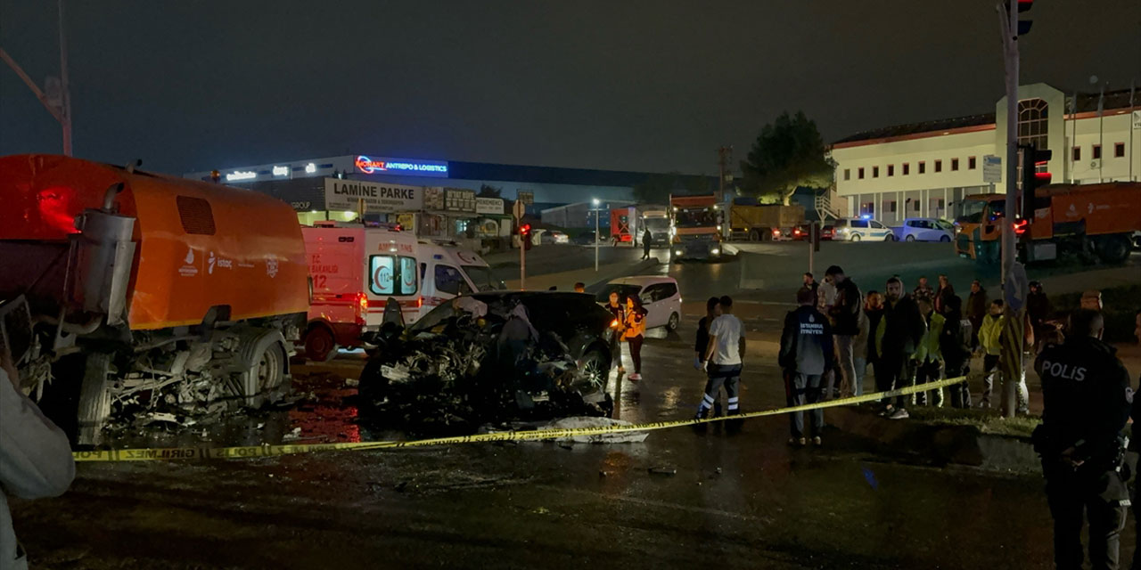 İstanbul'da feci kaza: Esenyurt-Hadımköy bağlantılı yolda bir otomobil ve mekanik süpürme aracı pert oldu!