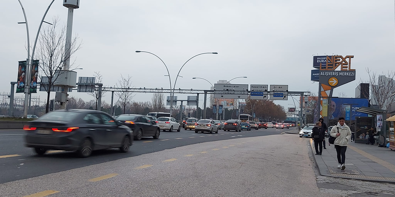 Ankara yılın ilk iş gününe trafikle başladı, caddelerde araç kuyrukları oluştu