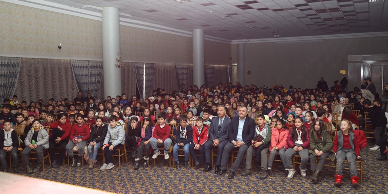 Ankara Çubuk’ta minikler "Bay Mıstık" isimli tiyatro oyunuyla eğlendi