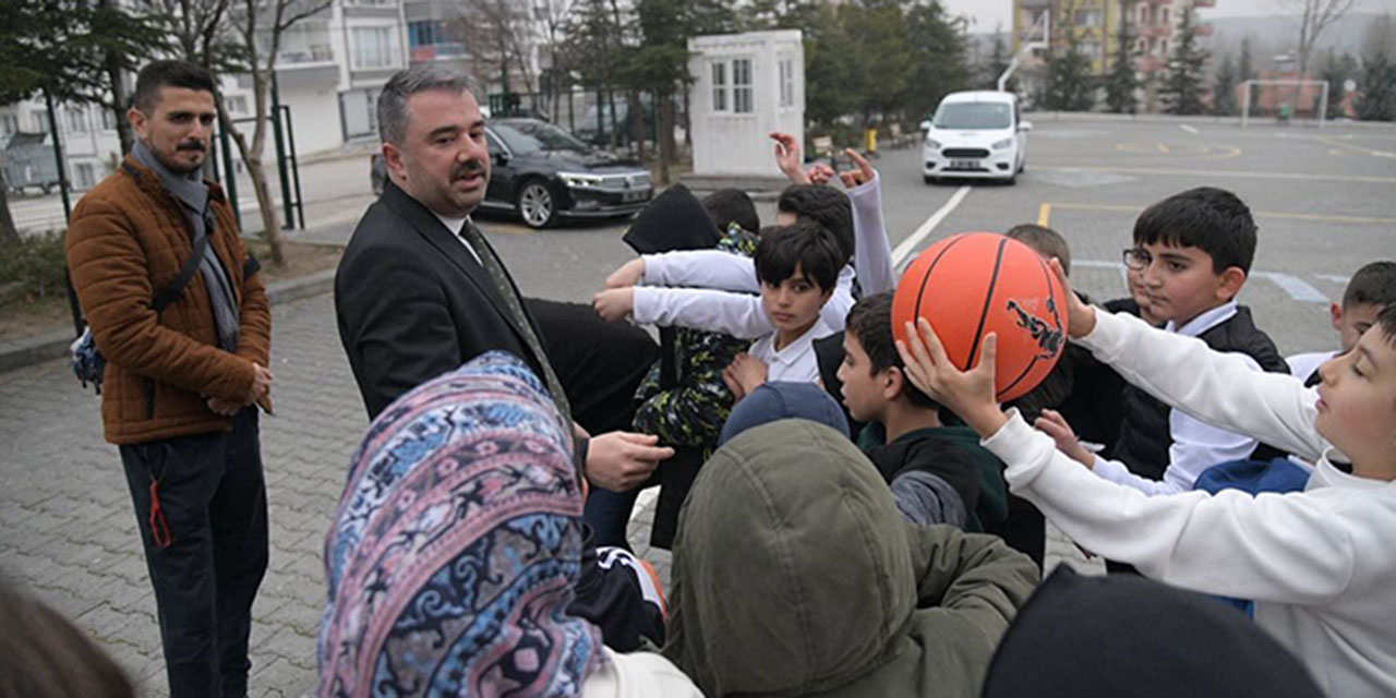 Pursaklar Belediye Başkanı Ertuğrul Çetin öğrencileri ziyaret etti