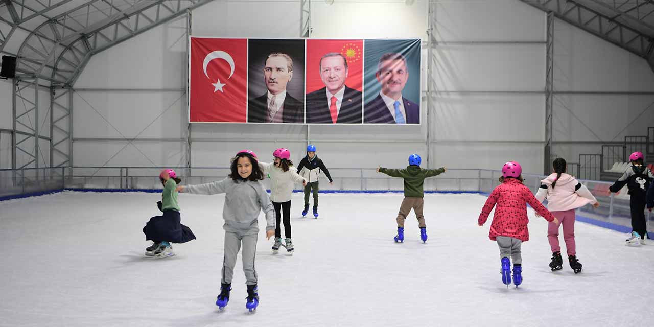 Mamak Belediyesi Şehit Eren Bülbül Buz Pateni Pisti öğrencilerden büyük ilgi görüyor