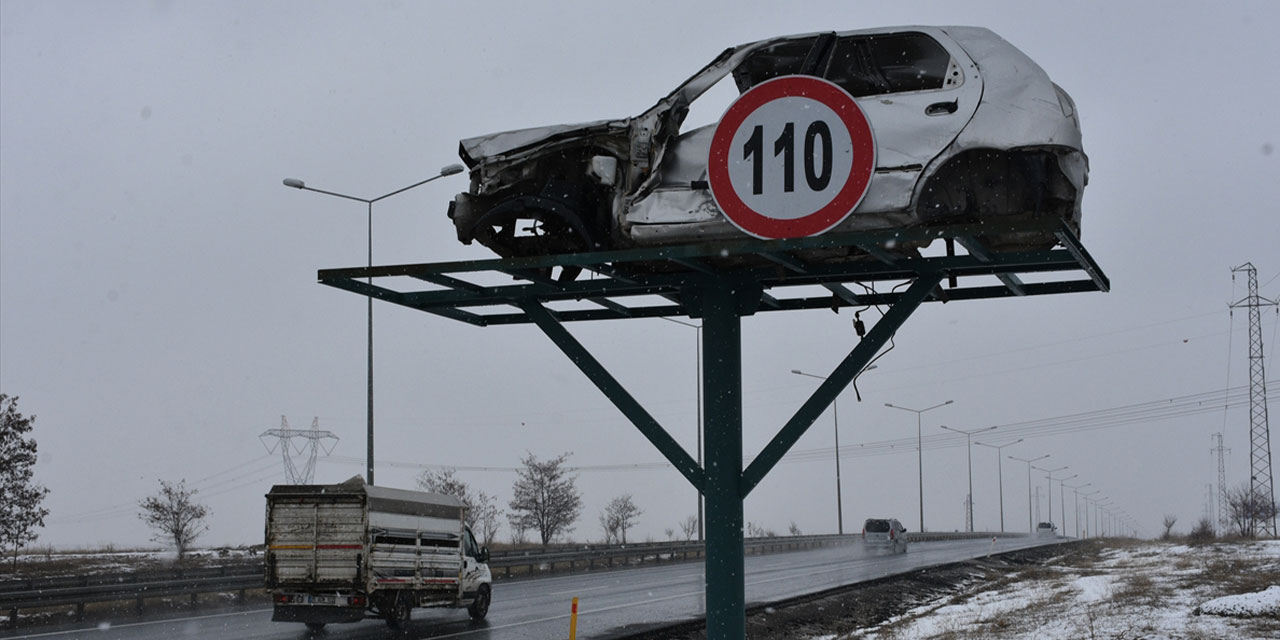 Erzurum’da trafik kazalarını önlemek için ilginç yöntem | ‘Kurallara uymazsanız böyle olur’ dercesine