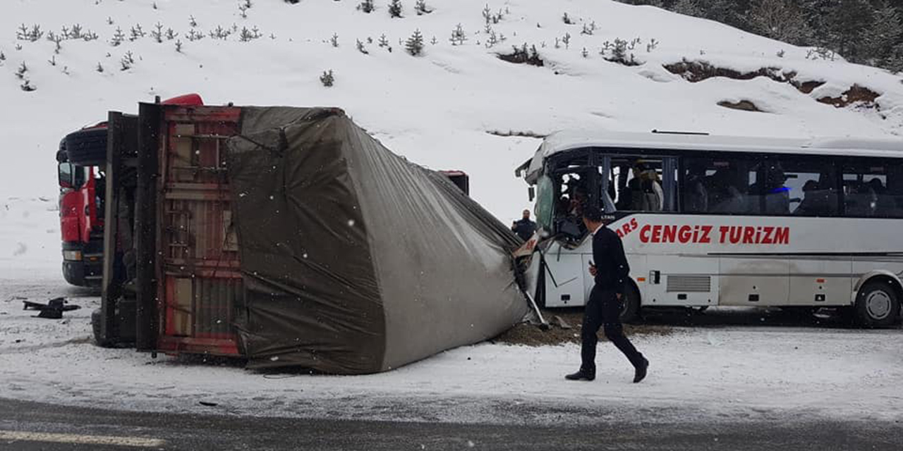 Kars'ta yolcu otobüsü kaza yaptı