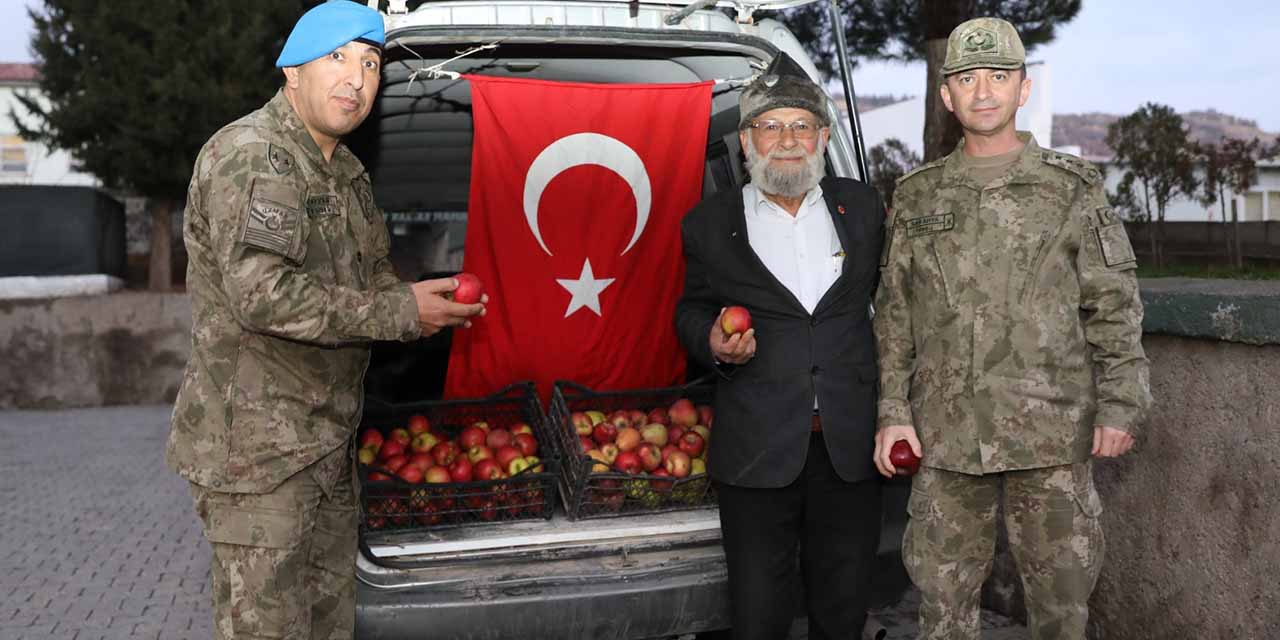 Mehmetçiğin 'Elmacı Dedesi' gönüllerde taht kurdu