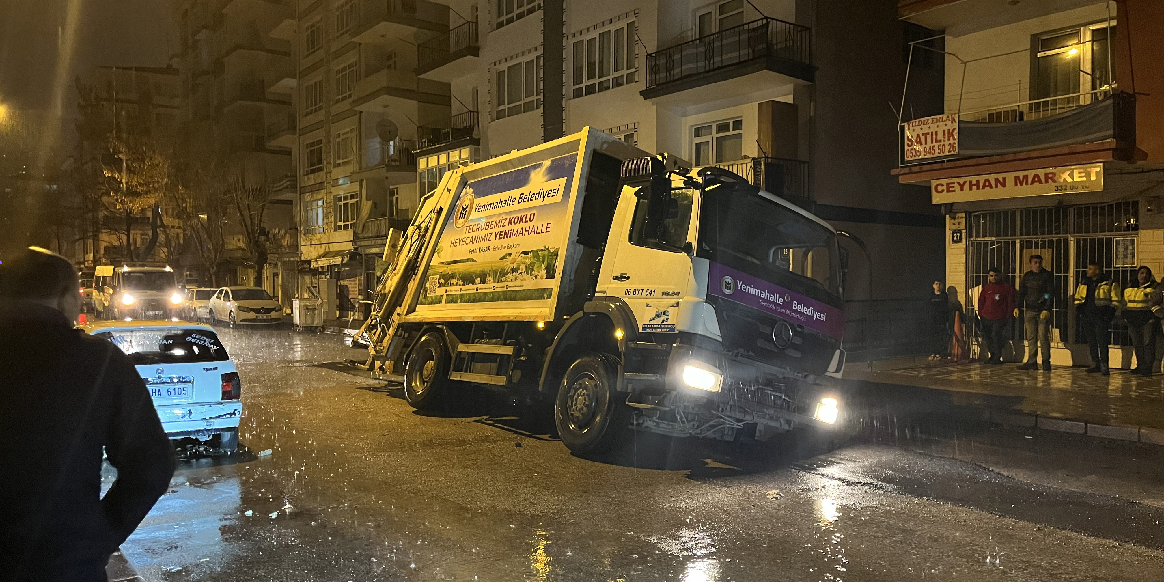 Ankara’da yağmur nedeniyle yol çöktü