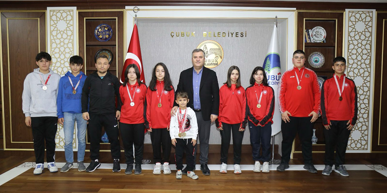 Çubuk Belediye Başkanı Baki Demirbaş madalya kazanan judo takımı ile bir araya geldi