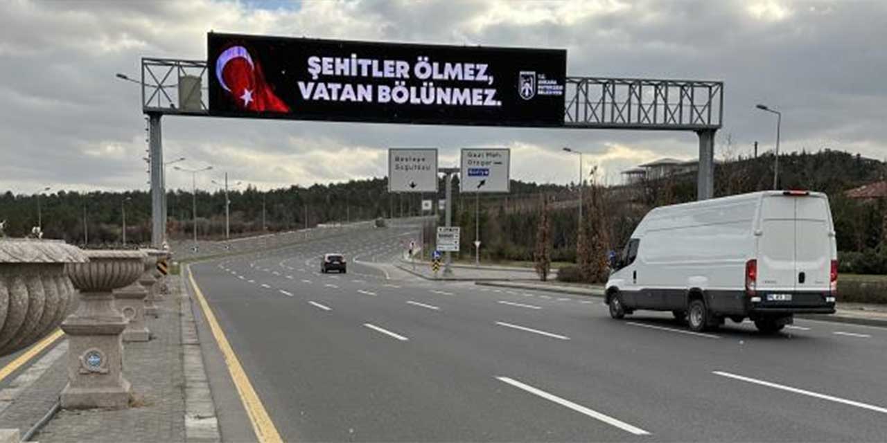 Ankara Büyükşehir Belediyesi ekranlara 'Şehitler ölmez vatan bölünmez' yazısını yansıttı