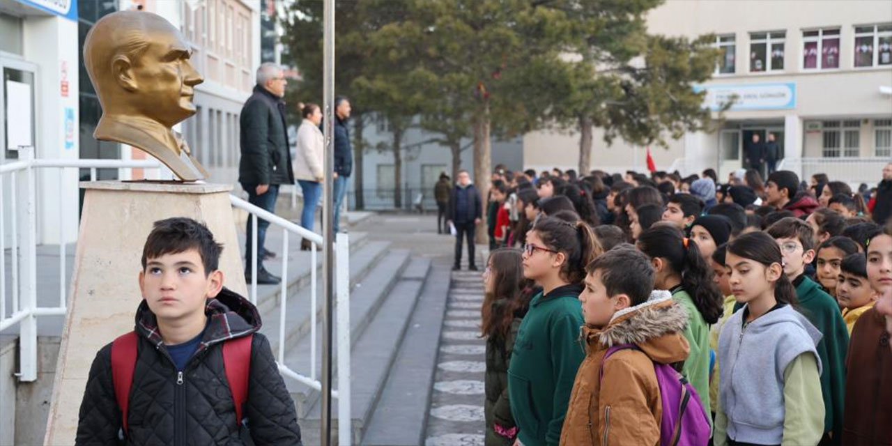 Kırşehirli öğrencilerden şehitler için saygı duruşu!