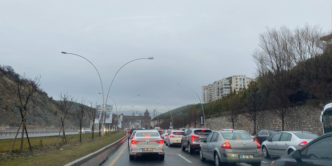 Ankara'da olumsuz hava trafiği felç etti! Başkent'te yağmur etkili oldu: Trafik durma noktasına geldi