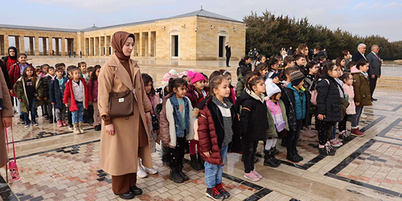 Gölbaşı Belediyesi ilkokul öğrencilerini Anıtkabir'e götürdü