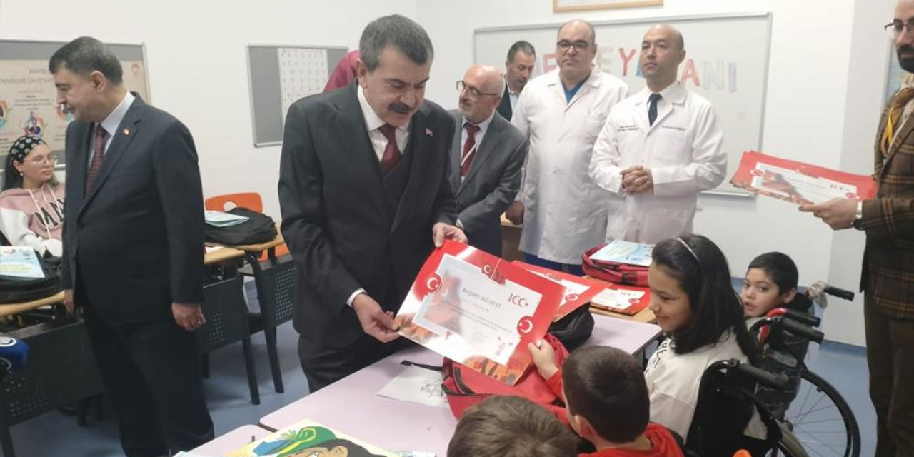 Milli Eğitim Bakanı Tekin, hastanedeki öğrencilere karnelerini verdi