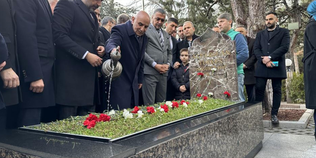 Altınok'tan Alparslan Türkeş'in kabrine ziyaret!