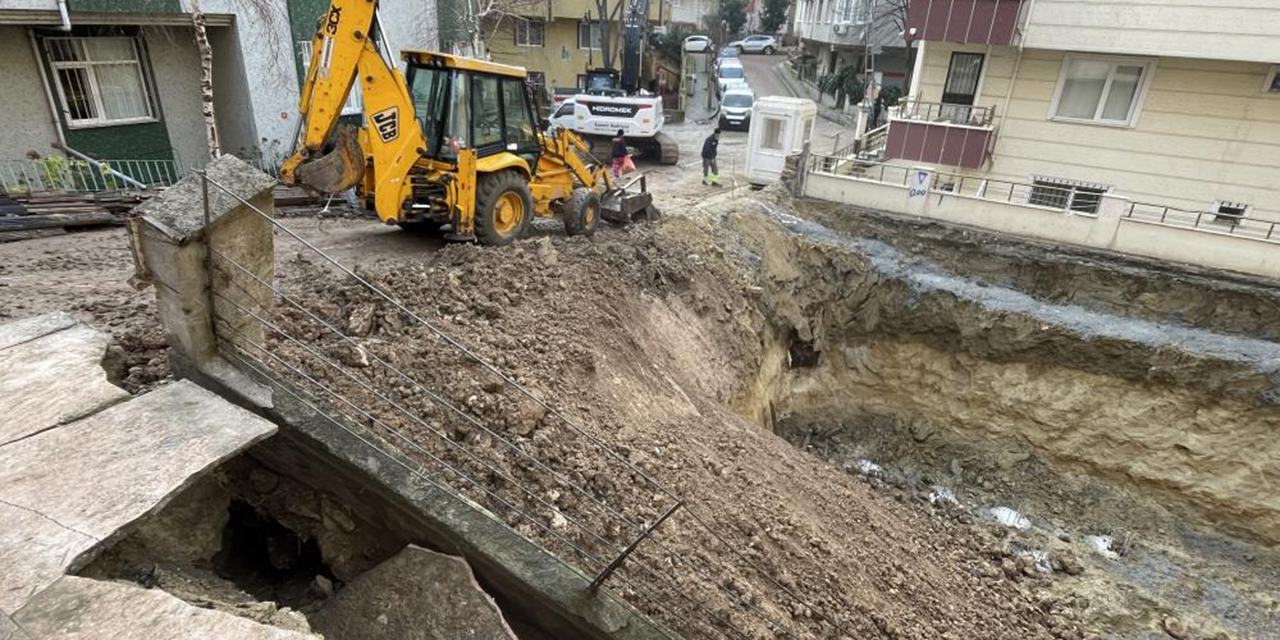 İstanbul’da feci olay!  4 katlı  binanın istinat duvarı çöktü!