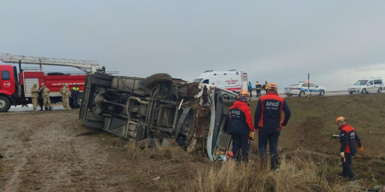 Van'da yolcu midibüsü devrildi! 4'ü çocuk 27 kişi yaralandı