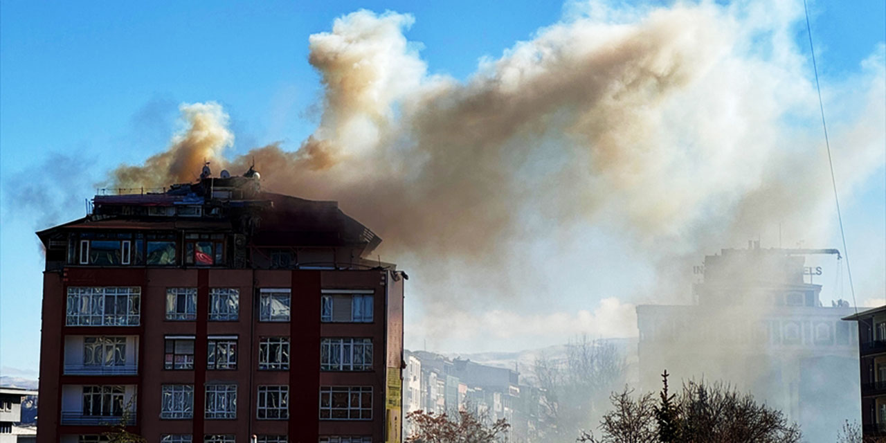 Ankara Çankaya'da çıkan yangın 9 saat sürdü: Zorlukla söndürülen yangında 4 kişi dumandan etkilendi