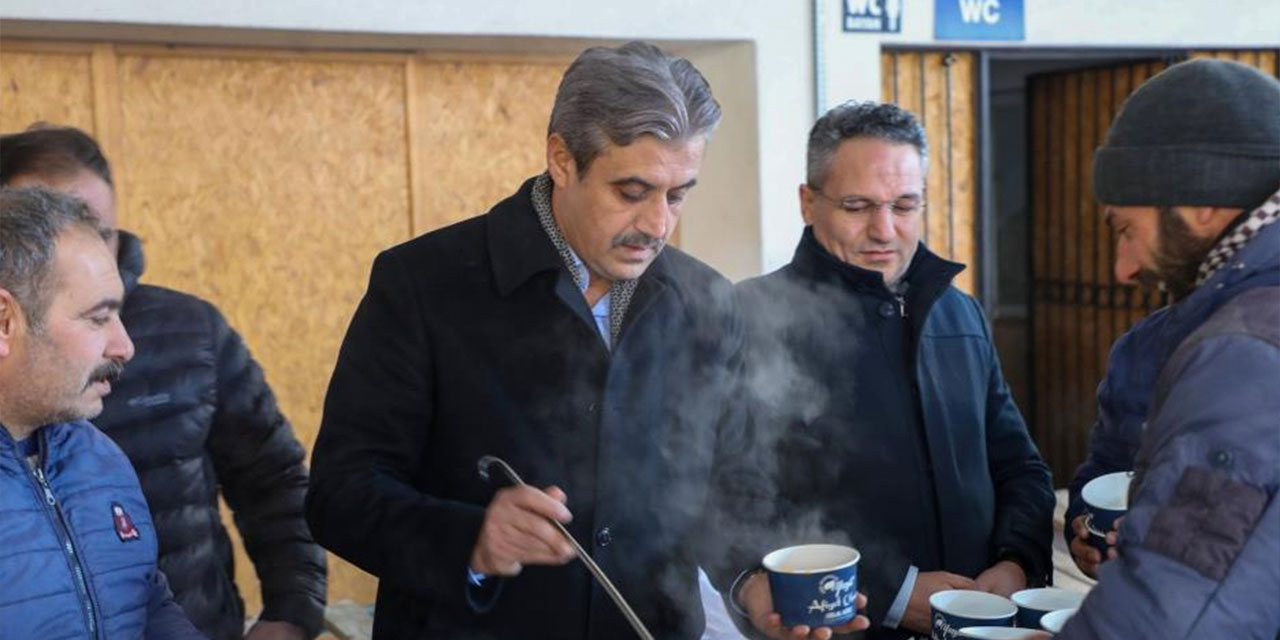 Yozgat Belediye Başkanı Celal köse yeniden aday olunca vatandaşlara çorba dağıttı