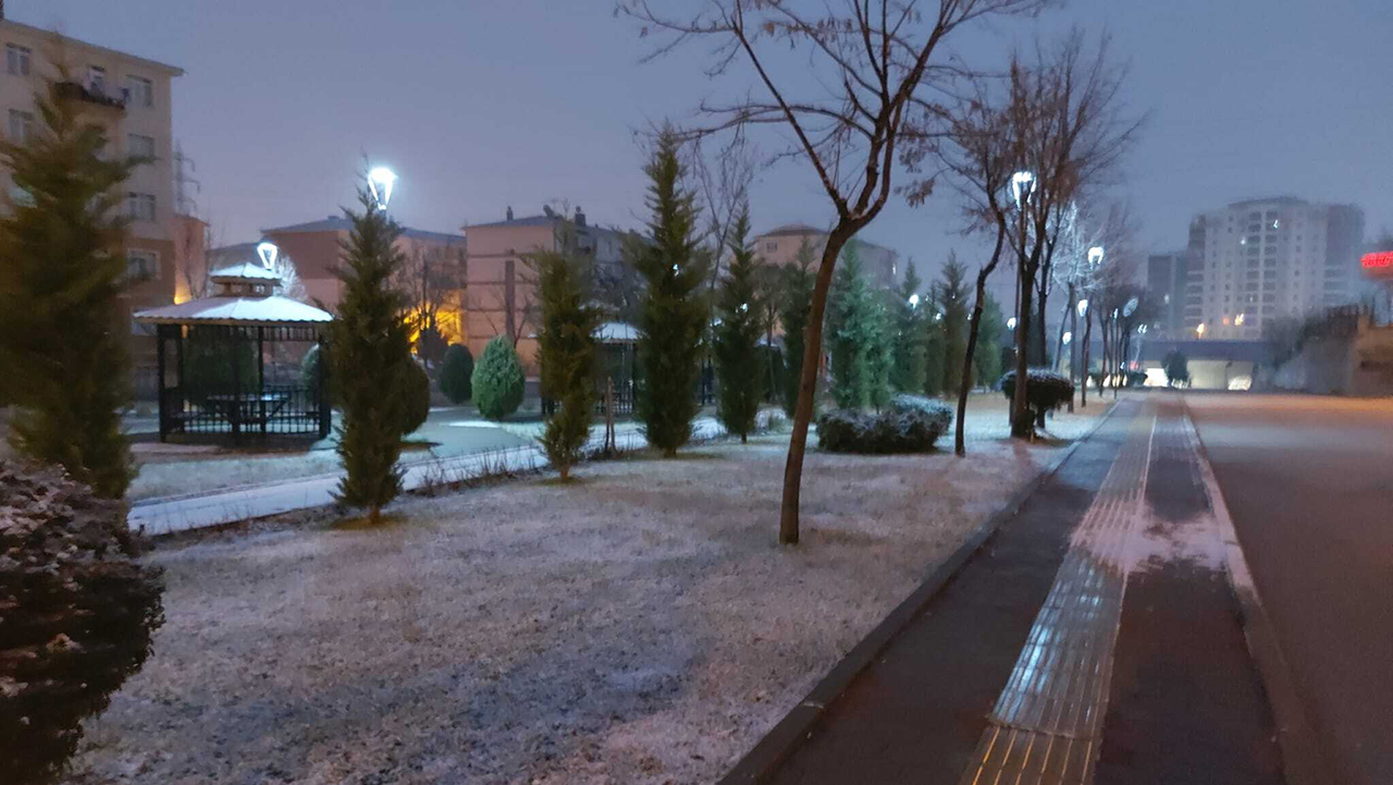 Ankara'ya beklenen kar geldi