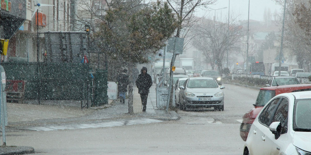 Ankara Gölbaşı'nda kar yağışı başladı: Kar yağışının hafta sonu da sürmesi bekleniyor...