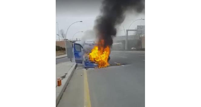 Ankara’da bir dolmuş cayır cayır yandı