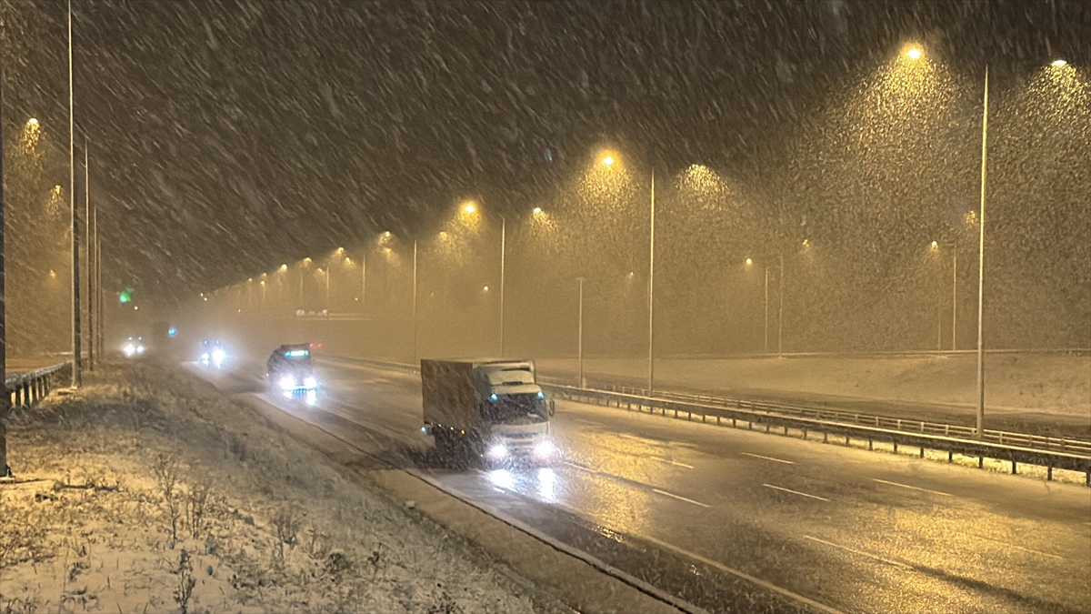 Kar yağışı Kuzey Marmara Otoyolu'nda da etkili oluyor
