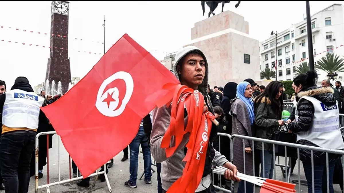 Tunus'ta OHAL bitmiyor
