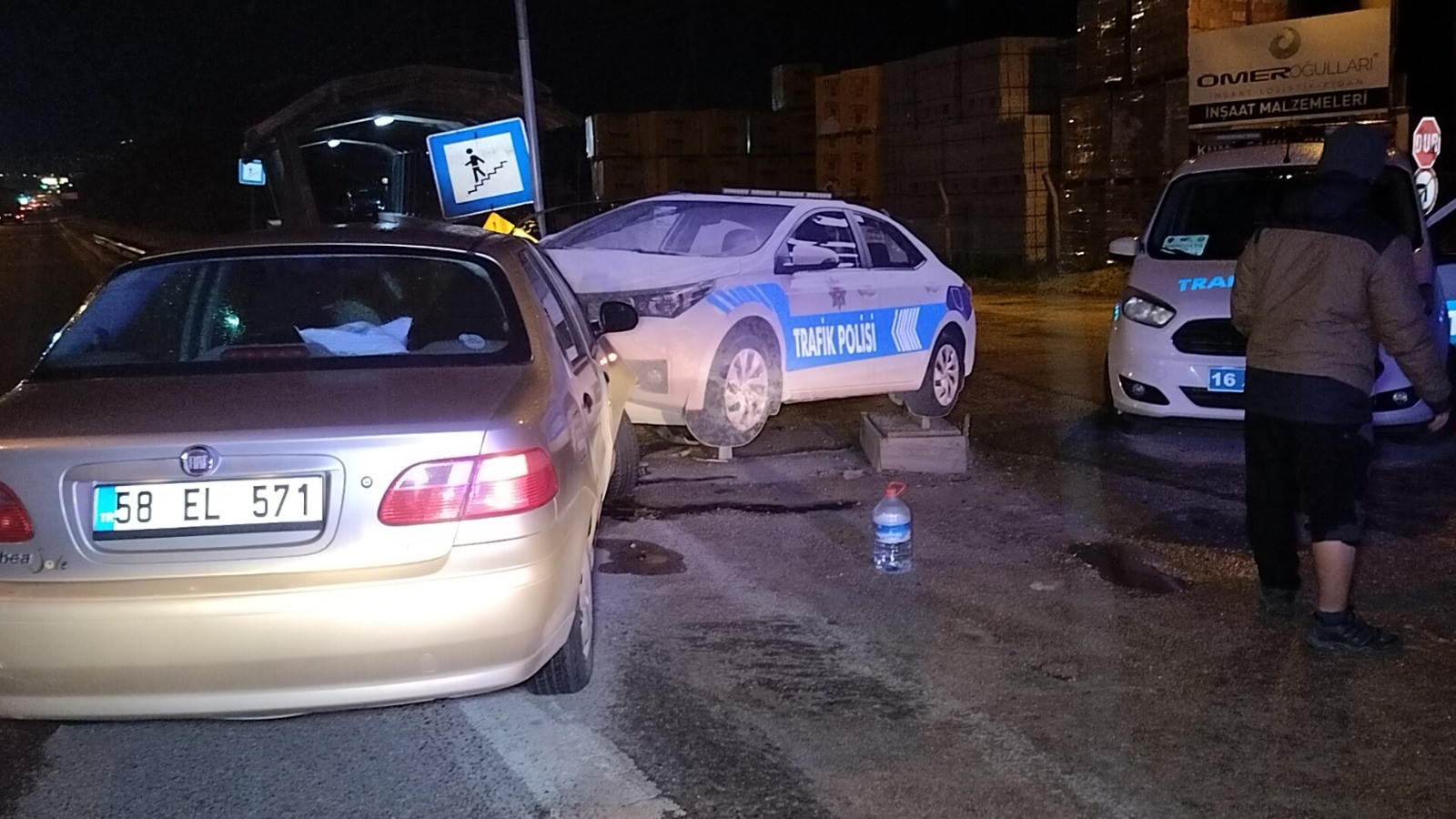 Yol kenarındaki polis maketine çarptılar