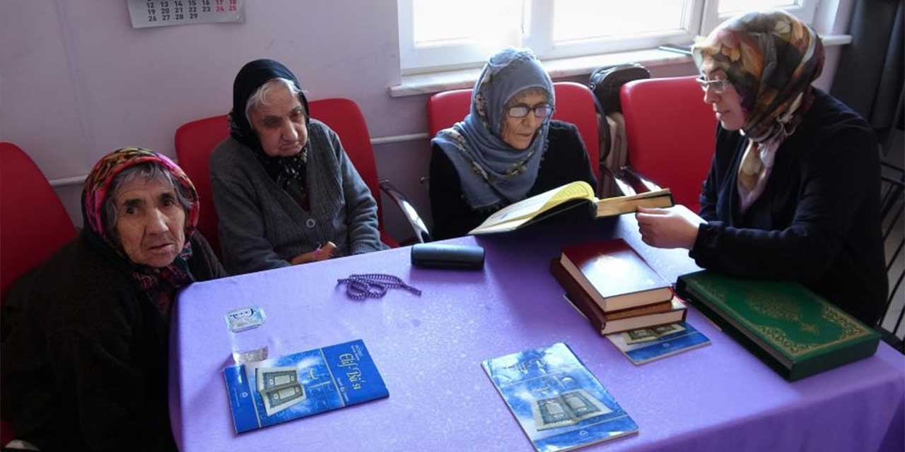 Yozgat'ta huzurevindeki yaşlılara Kur'an Kursu!