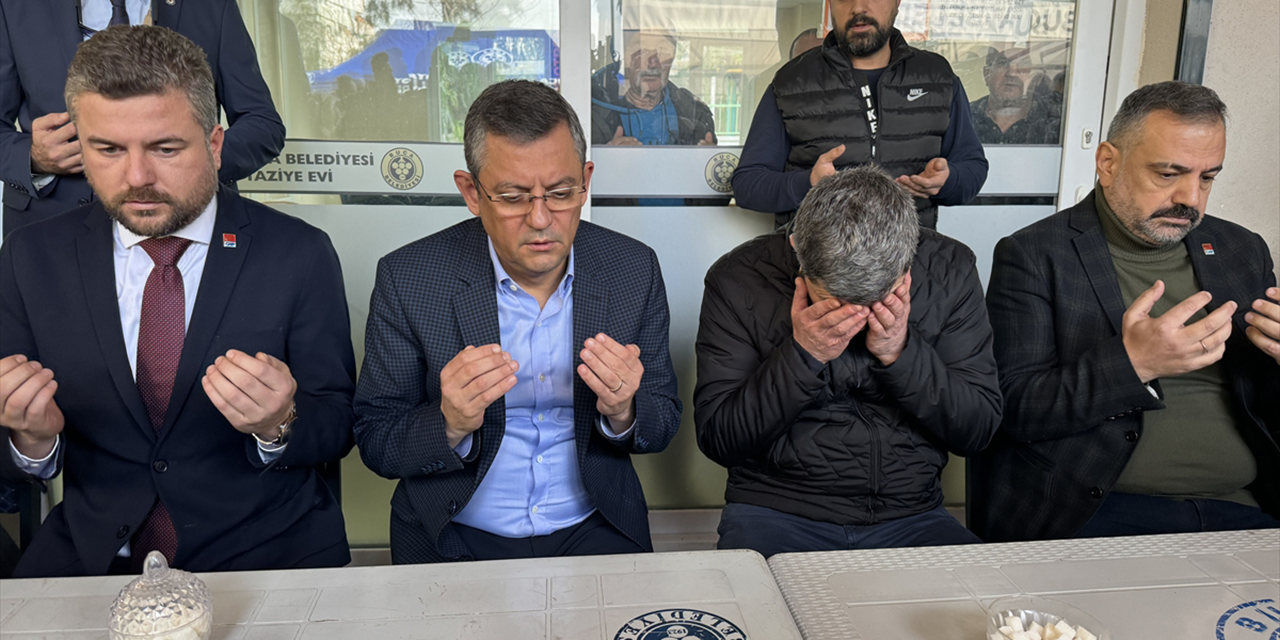 CHP Genel Başkanı Özel,  öldürülen taksi şoförü Oğuz Erge'nin ailesine taziye ziyareti