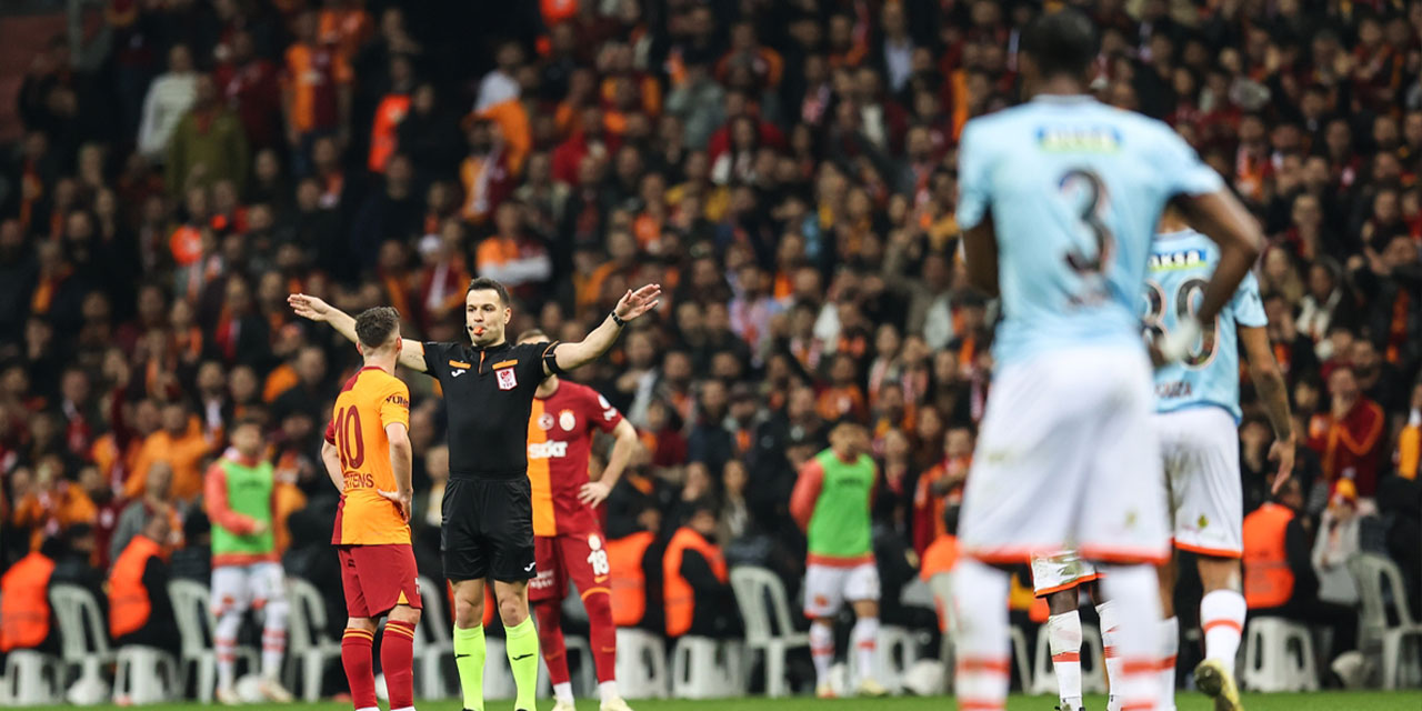 Galatasaray, zorlu maçta ilk yarıdan işi bitirdi: Galatasaray 2-0 Başakşehir