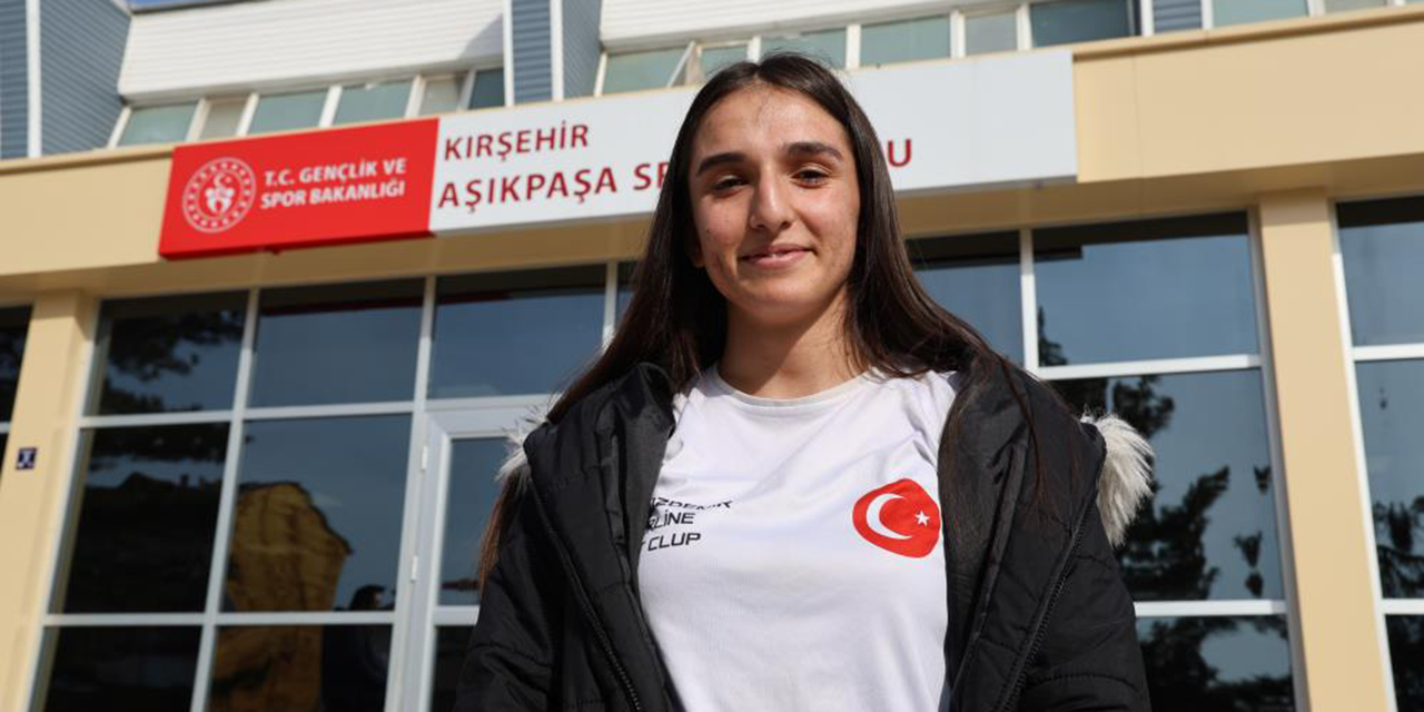 Muhay Thai  sporcusu Ayten Özdemir, dünya üçüncüsü oldu