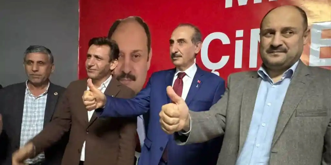 Şanlıurfa Akçakale Belediye Başkanı Mehmet Yalçınkaya, AK Parti'den istifa ederek Yeniden Refah Partisi'ne geçti