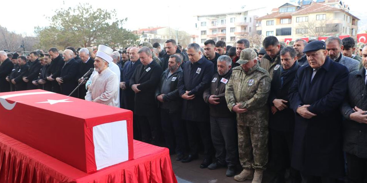 Pençe Kilit Harekatı bölgesinde şehit düşen Salih Ay, son yolculuğuna uğurlandı