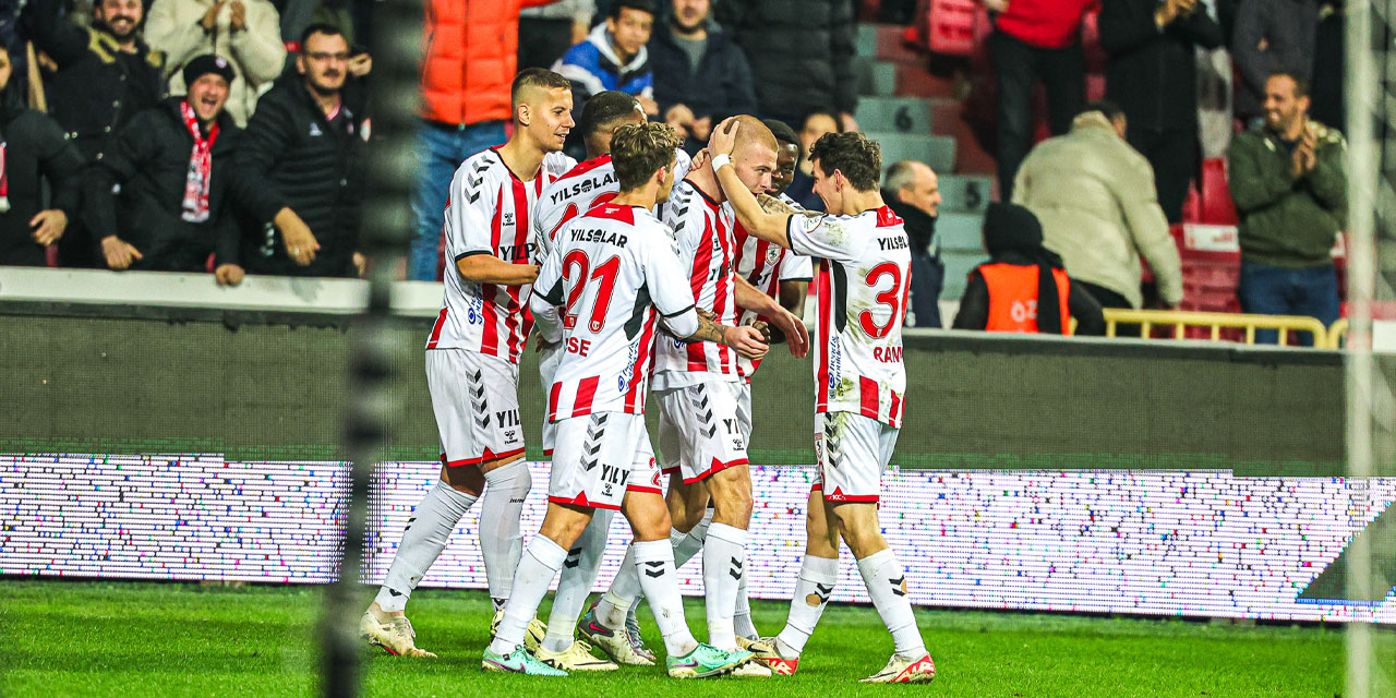 Samsunspor, Karadeniz derbisinde Çaykur Rizespor'u 3-0 geçti