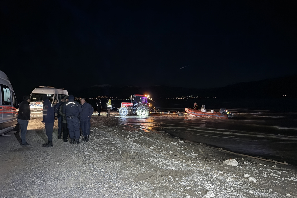 Elazığ'da sürüklenen teknedeki 2 balıkçı kurtarıldı