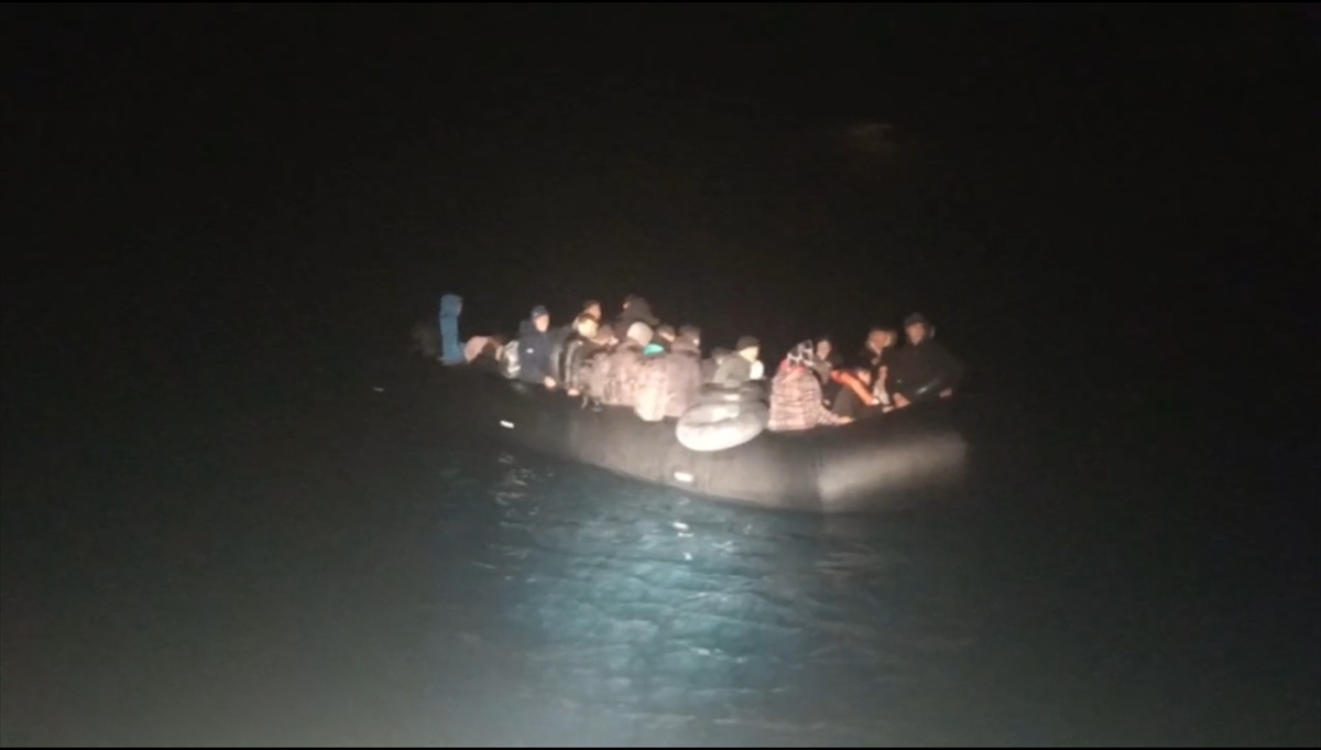 Ayvalık'ta 57 düzensiz göçmen yakalandı