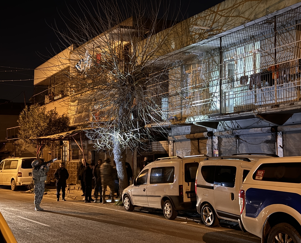 Adana'da polise silah ve bıçakla direnen kişi gözaltına alındı