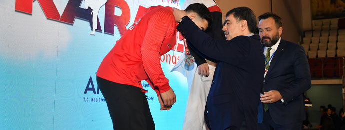 Vali Vasip Şahin, Karate Şampiyonasında dereceye giren sporcuları tebrik etti