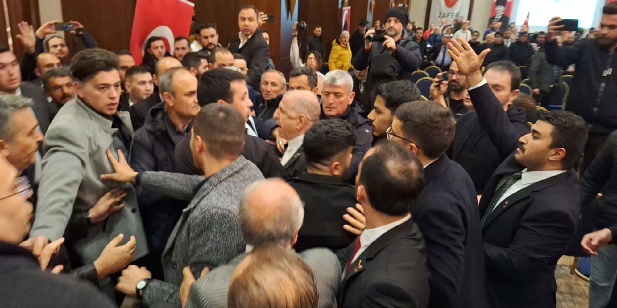 Zafer Partisi toplantısında kavga: Ümit Özdağ'dan sert müdahale!