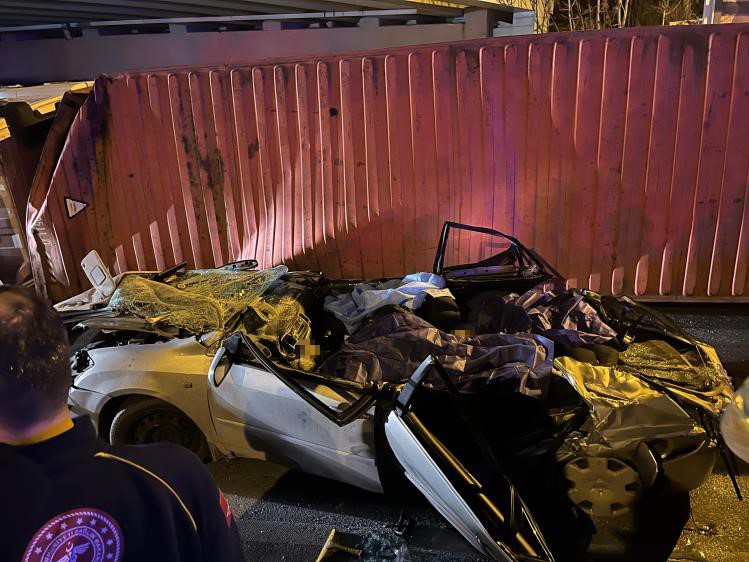 Bakırköy'de feci kaza... Tır aracın üzerine devrildi: 4 ölü
