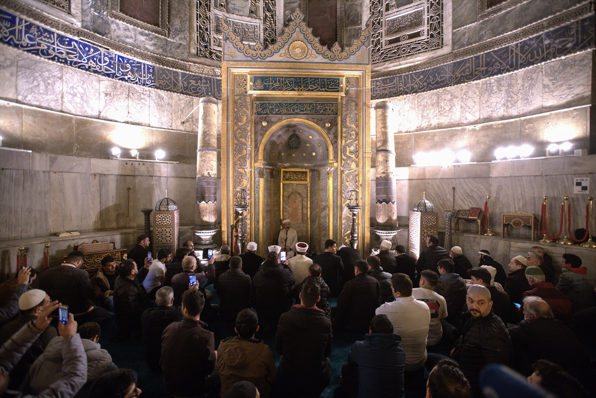 Ali Erbaş, teravih namazı için Ayasofya'daydı