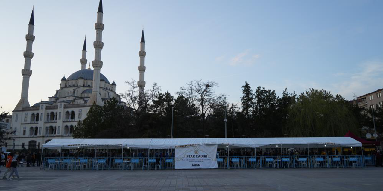 Kırıkkale'de vatandaşlar ilk orucunu iftar çadırında açtı