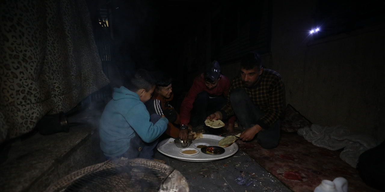 İsrail'in açlığa mahkum bıraktığı Filistinli çocuktan sitem: "Yemek yemek istiyoruz"