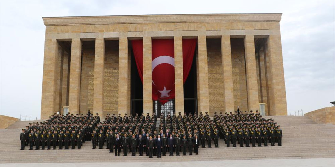 Kara Harp Okulu öğrencilerinden Anıtkabir'e ziyaret!