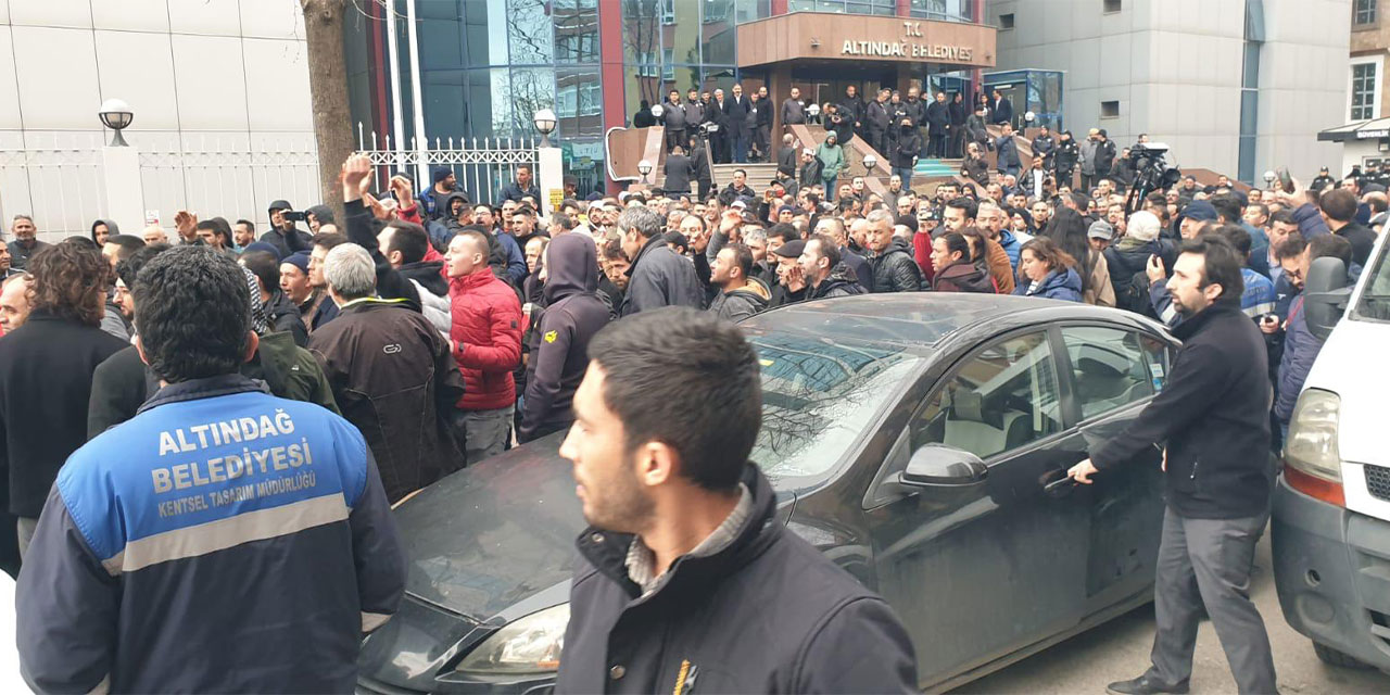 Altındağ Belediyesi’nde eylem: Belediye önünde istifa sloganları atan kalabalık artıyor