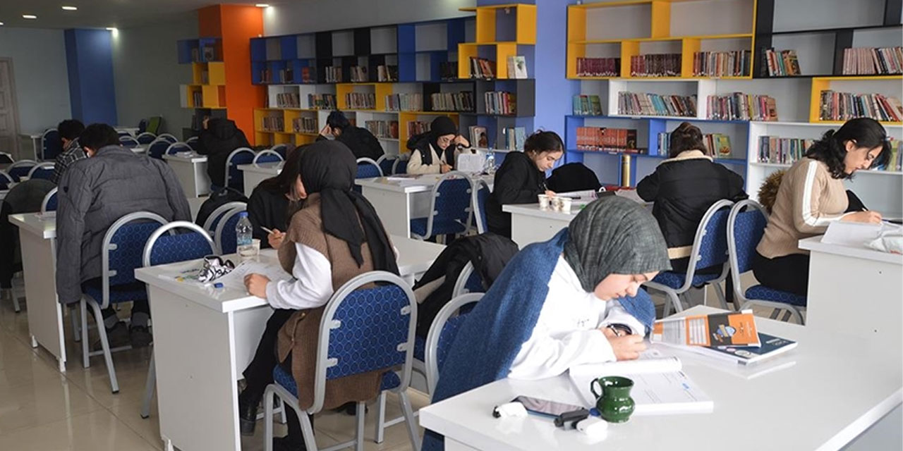 Hakkari Yüksekova'daki kütüphaneler, öğrencilere sahura kadar çalışma imkanı veriyor