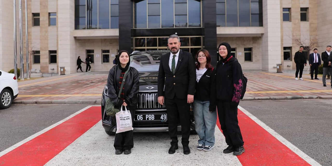 Pursaklar Belediye Başkanı Ertuğrul Çetin yeni makam aracı TOGG ile Pursaklar'ı turladı