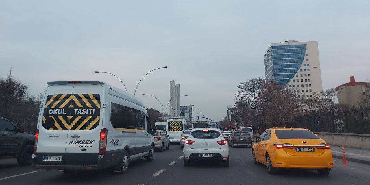 Başkent Ankara’da trafik yine felç: Günler geçiyor trafik sorunu artarak sürüyor